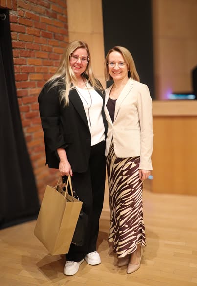 Dwie uśmiechające się kobiety stoją obok siebie